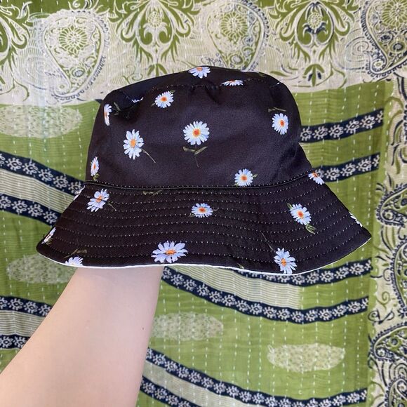 Alice + Olivia Women’s Daisy Print & Solid White Reversible Bucket Hat main image 8